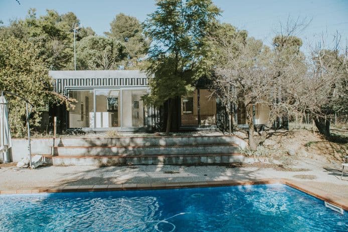 Casa moderna con piscina y jardín.
