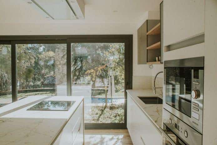Cocina moderna con ventana grande y electrodomésticos integrados