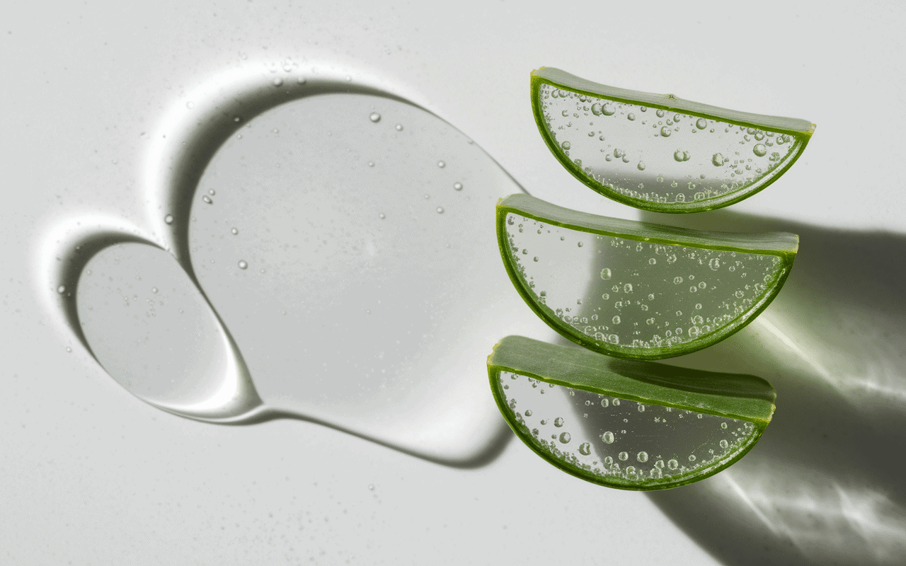 gel transparent aloe simply dans feuille coupee