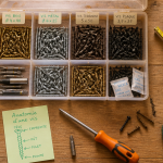 une vis des visses sur établi bois avec outils