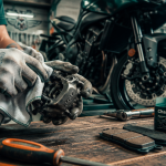 changer plaquette de frein moto gros plan