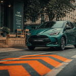 toyota yaris hybride avis garée avenue urbaine