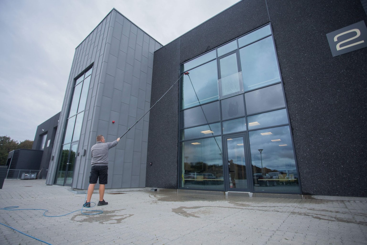 Professionel vinduespudsning i Rødovre – Fejlfri rengøring med teleskopstang.