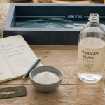 vinaigre blanc piscine sur table avec accessoires