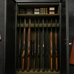 armoire à fusils ouverte avec fusils rangés