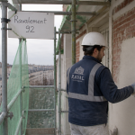 Ravalement 92 artisan sur chantier façade