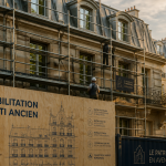 réhabilitation de bâtiments anciens Paris, façade haussmannienne en travaux