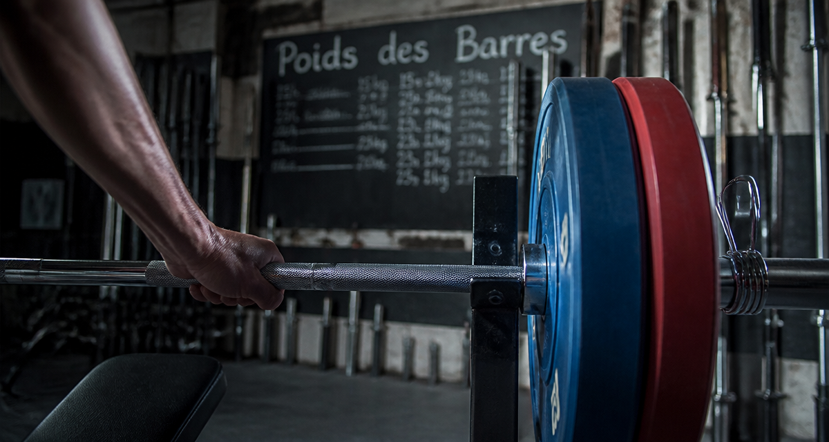 poids de la barre de musculation sur banc avec main