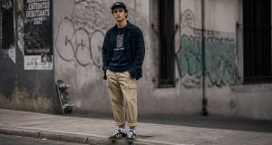 style skateur homme sur trottoir urbain