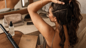 Comment boucler ses cheveux rapidement : boucles express, protection thermique, fer à boucler