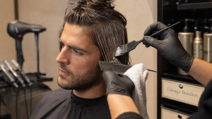 Lissage bresilien homme : application de kératine sur cheveux en salon