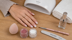 Ongle baby boomer dégradé rose nude vers blanc laiteux, manucure moderne