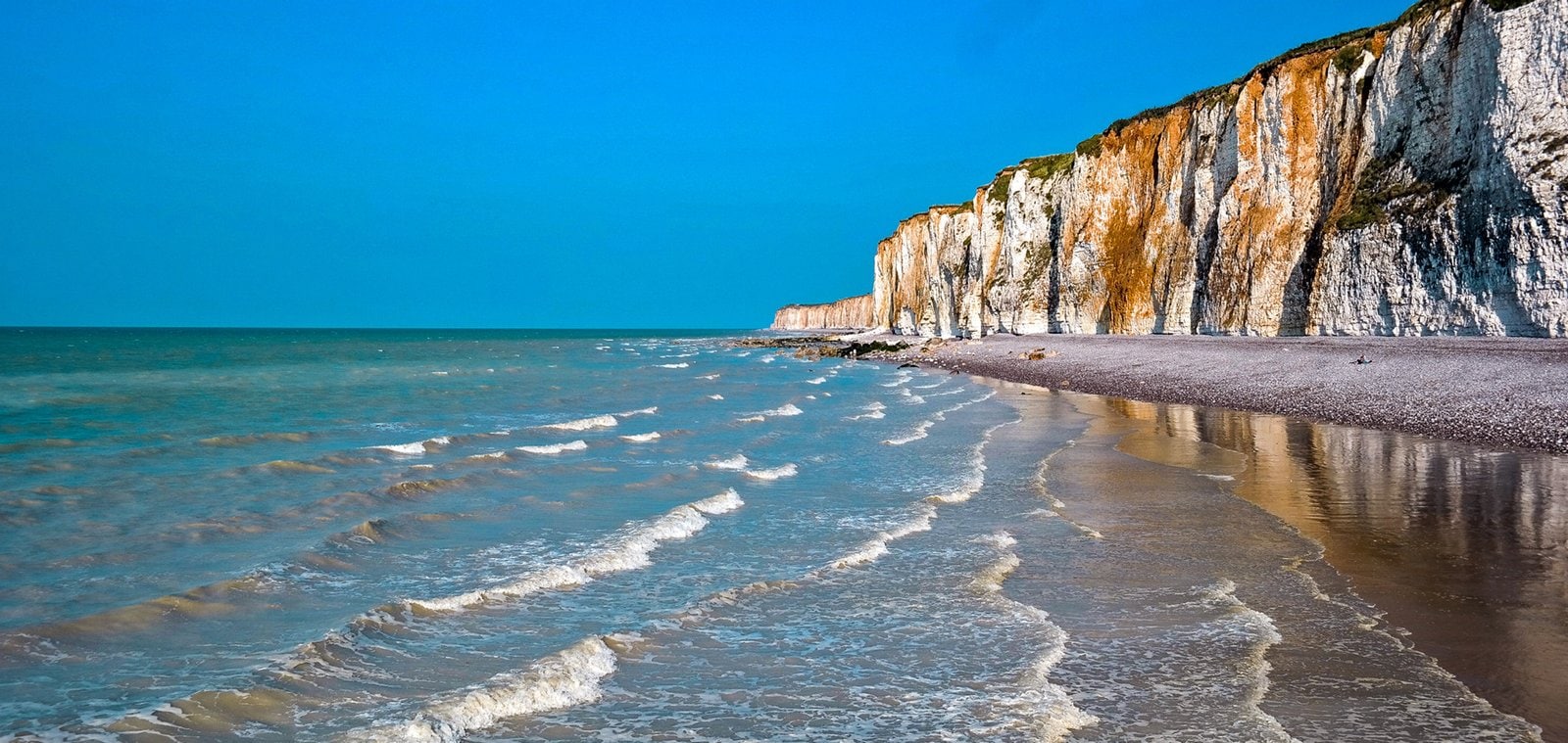 Weiße Felskippen am Meer im Urlaubsort Veules-les-Roses