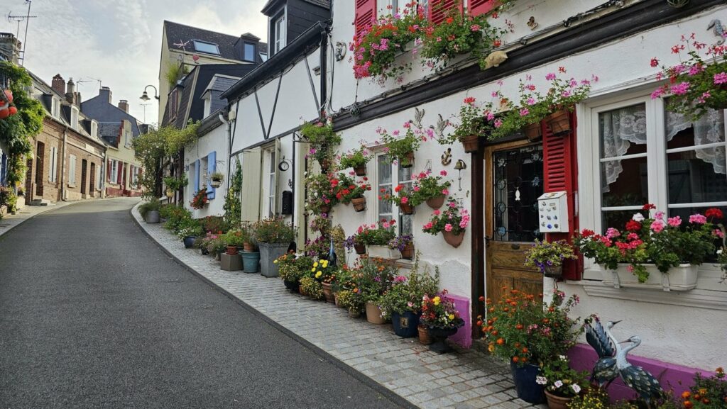 Straße mit blumengeschmücktem Haus von Saint-Valery-sur-Somme