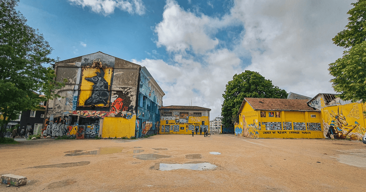 Bemalte Häuser in gelb und blau im Künstlerviertel