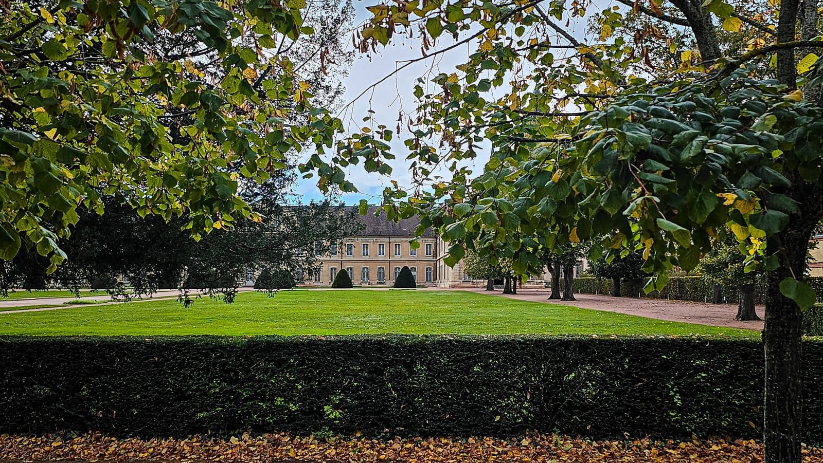 Le Parc Abbatical von Cluny. Blick vom Park auf die Abtei von Cluny.
