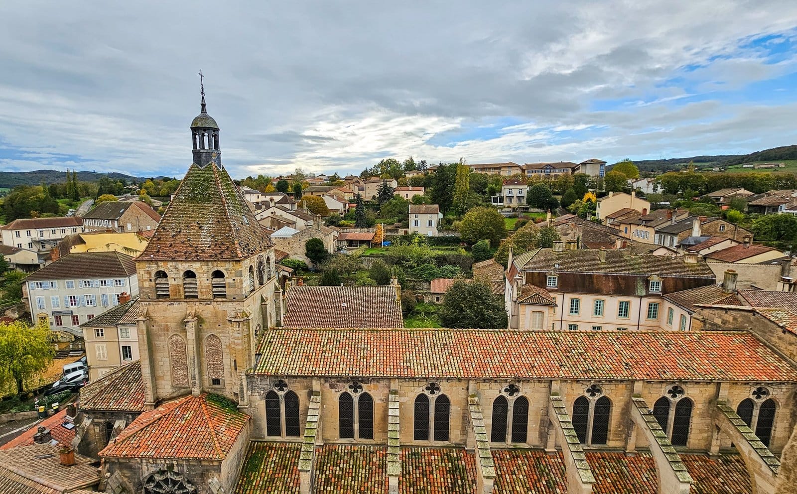 Aussicht auf Cluny von oben mit Blic auf Gebäude und Türme