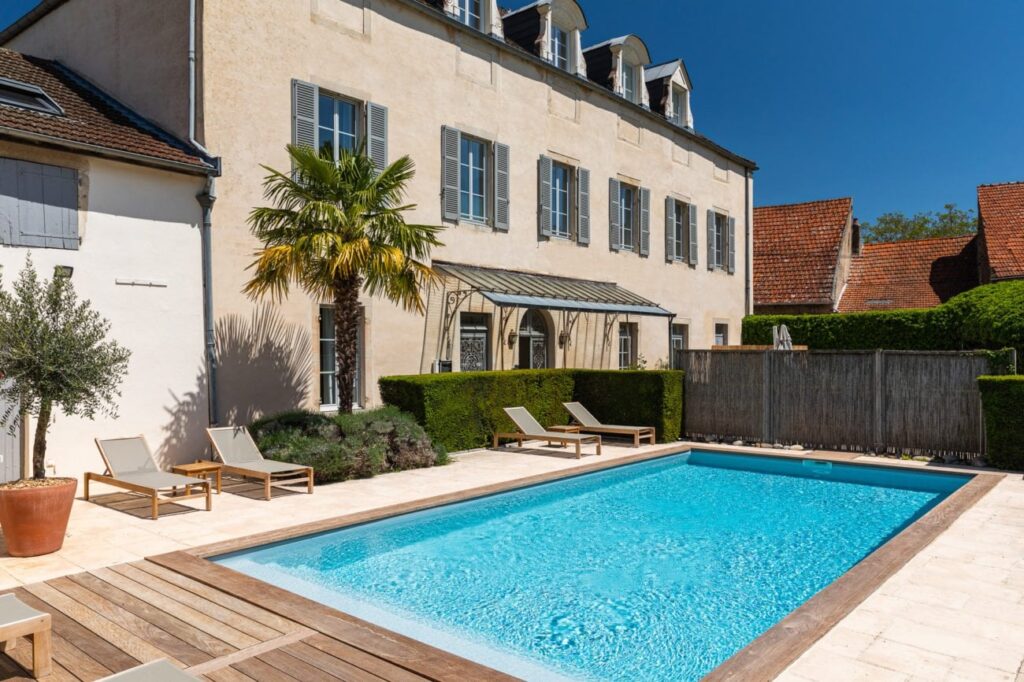 Boutique-Hotel in Frankreich mit Pool im Vordergrund