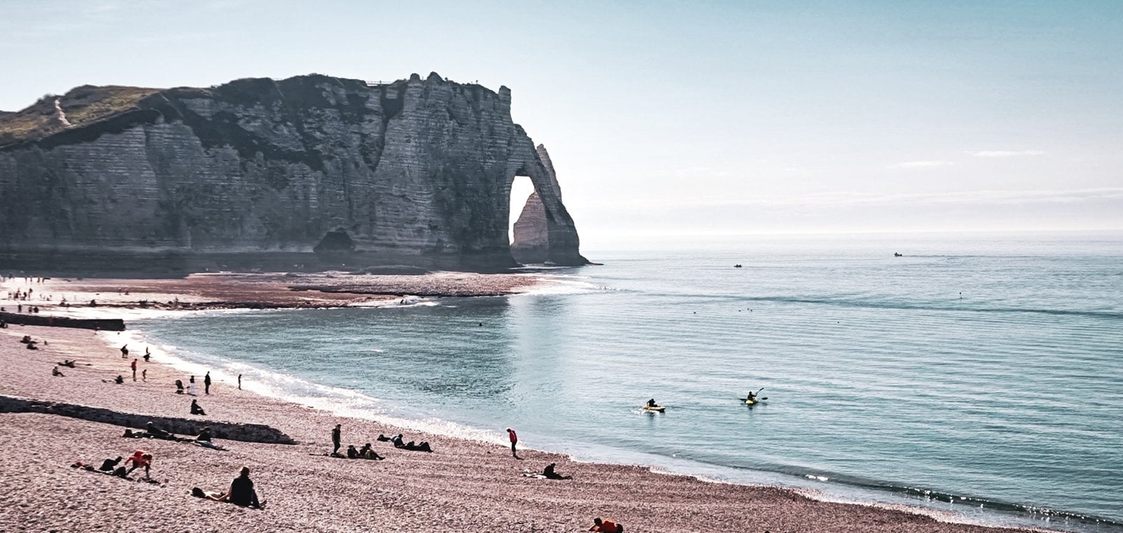 Felstore im Urlaubsort am Meer Étretat