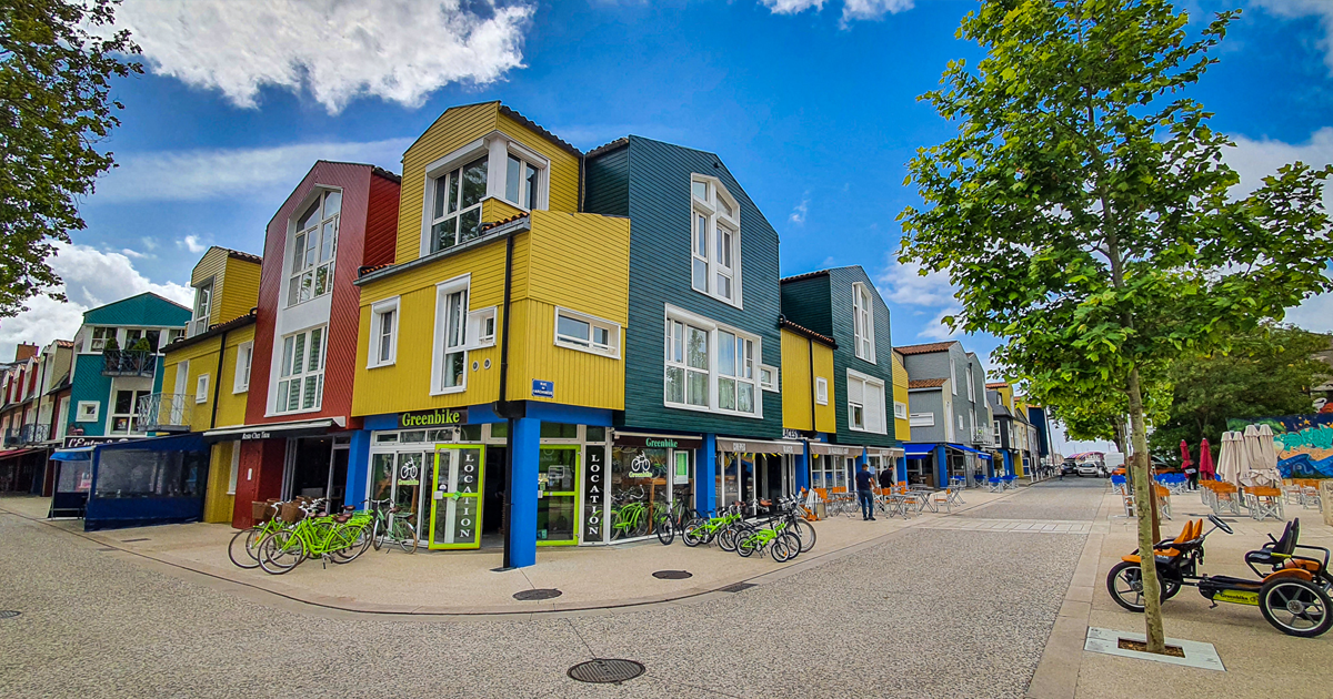 Bunter Häuser an einer Straßenecke in La Rochelle