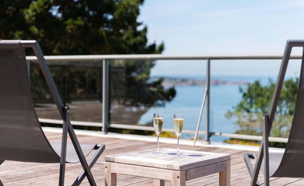 Aussicht vom Balkon eines Boutique-Hotels auf das Meer