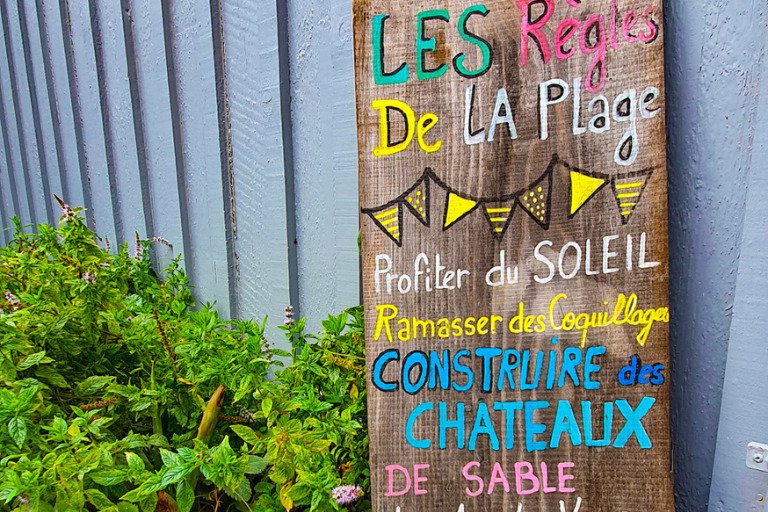 Buntes Schild im Le Canon