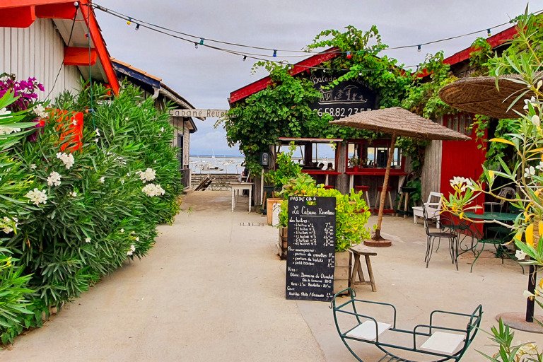 Open-Air Strandbar in Le Canon
