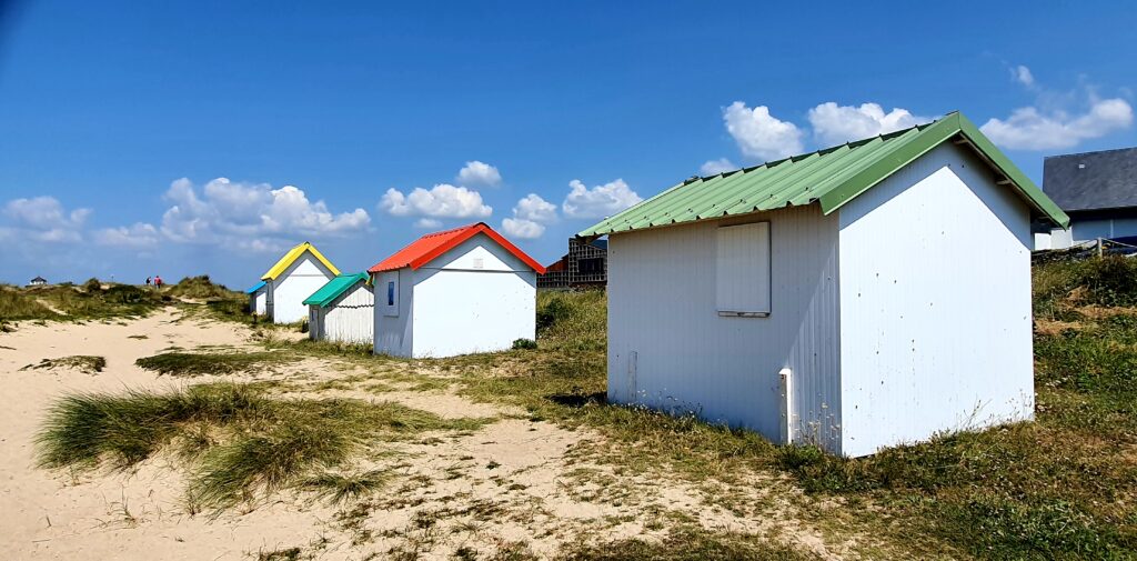 Kleine bunte Strandhäuschen in der Normandie – ein Geheimtipp für individuelle Frankreich-Reisen