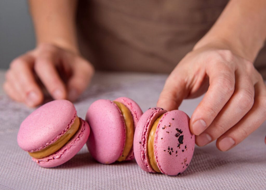 Macarons backen mit einem Pâtissier in Paris.