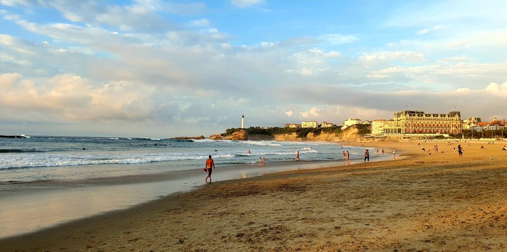 Spaziergang auf dem Strand von Biarritz beim Sonnenuntergang