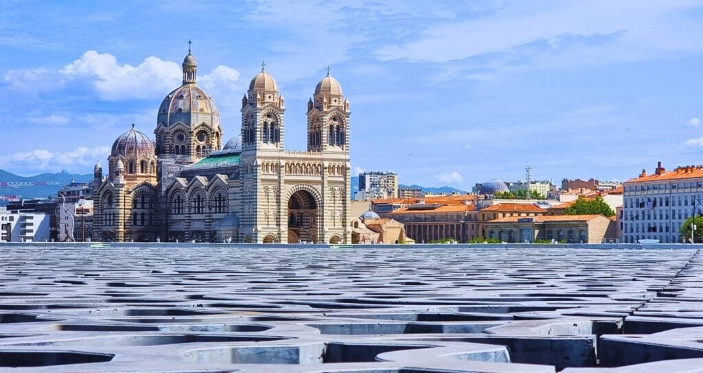 Cathédrale de la Major in Marseille zwischen Altstadt und Hafen mit Blick Richtung Mittelmeer.