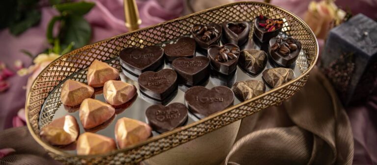 Bandeja dorada con bombones de chocolate artesanales