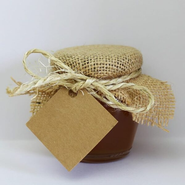 Tarro artesanal con tapa de arpillera y etiqueta