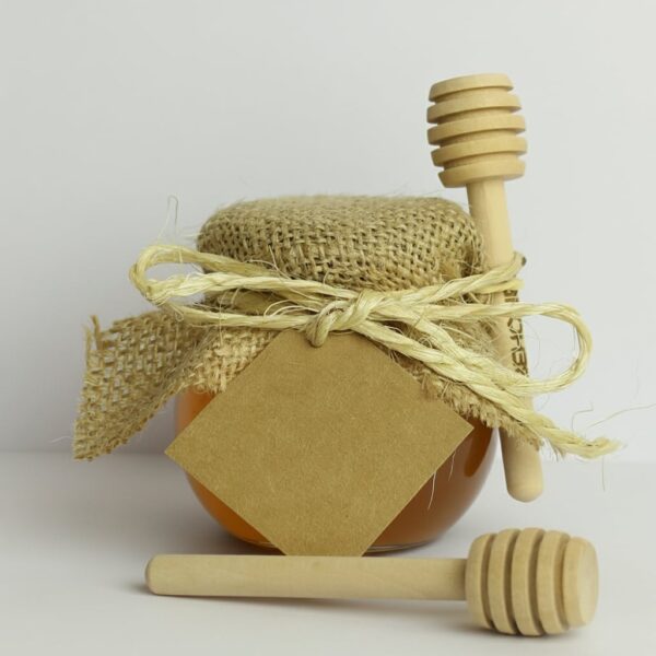 Tarro de miel artesanal con cucharas de madera