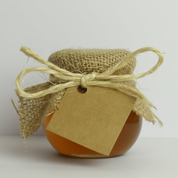 Tarro de miel artesanal con etiqueta marrón