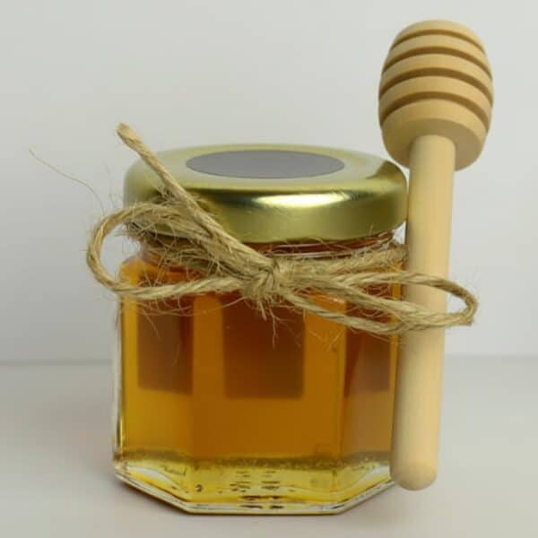 Tarro de miel con cuchara de madera