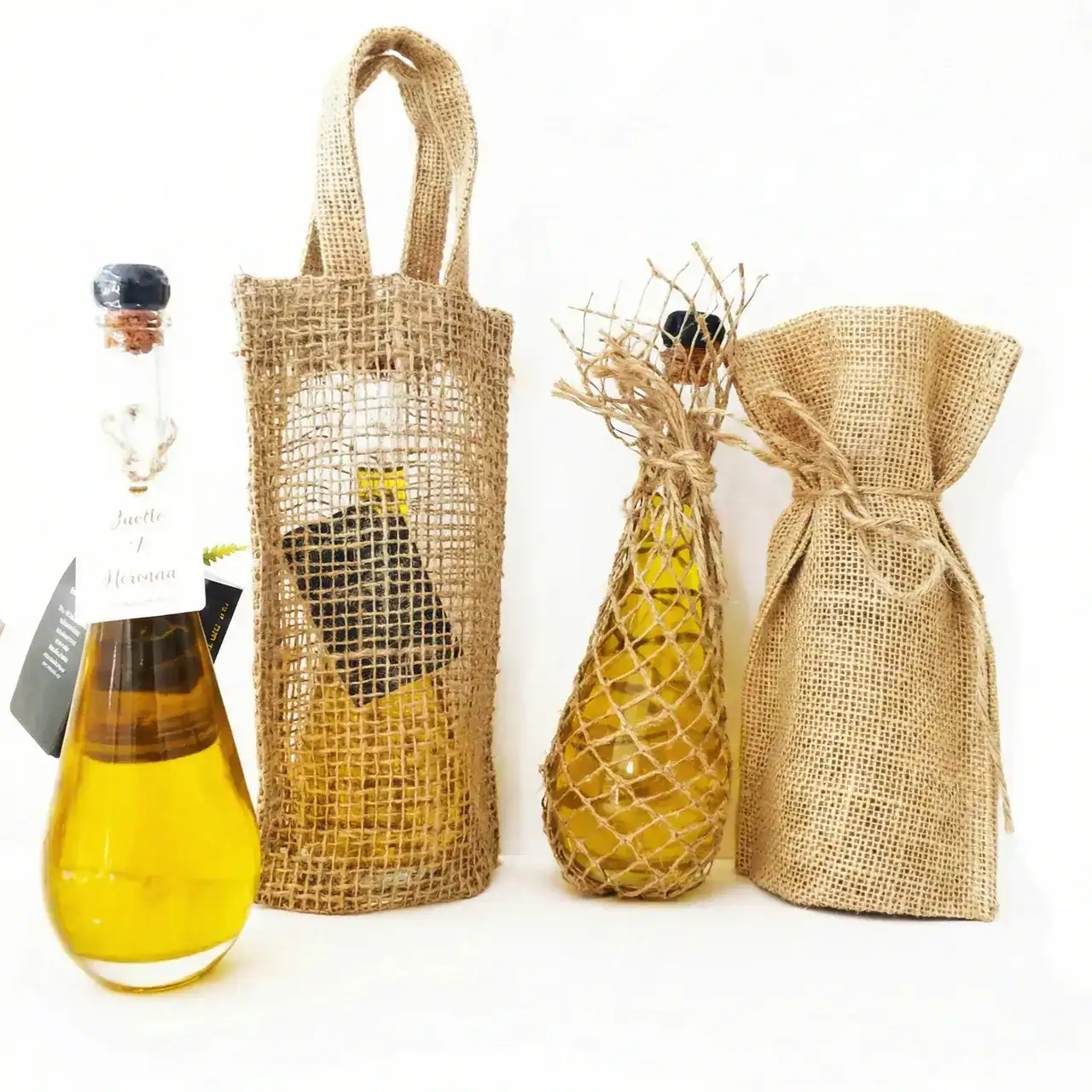 Botella y frascos de miel en cestas de mimbre.