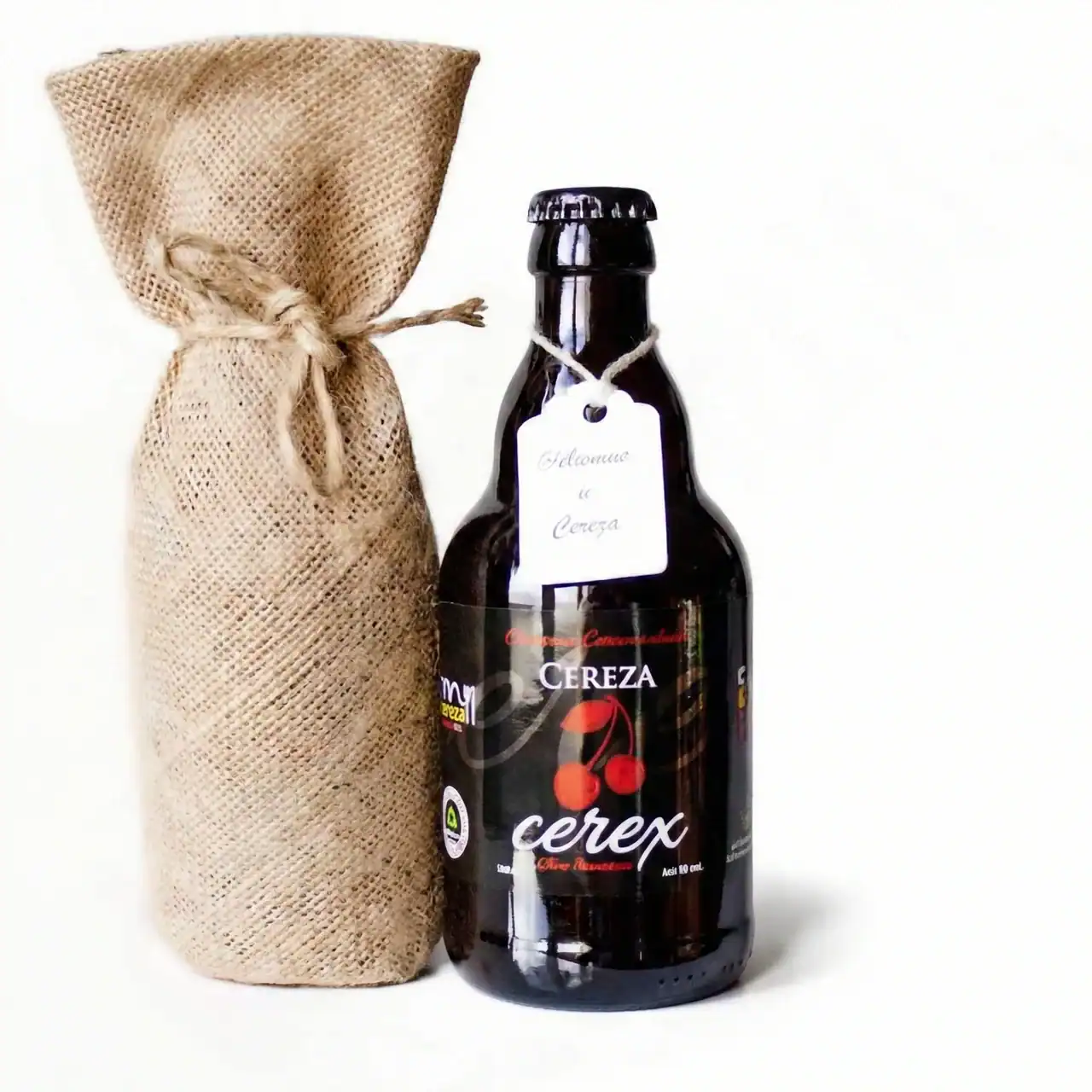 Bebida cereza en botella y bolsa de yute