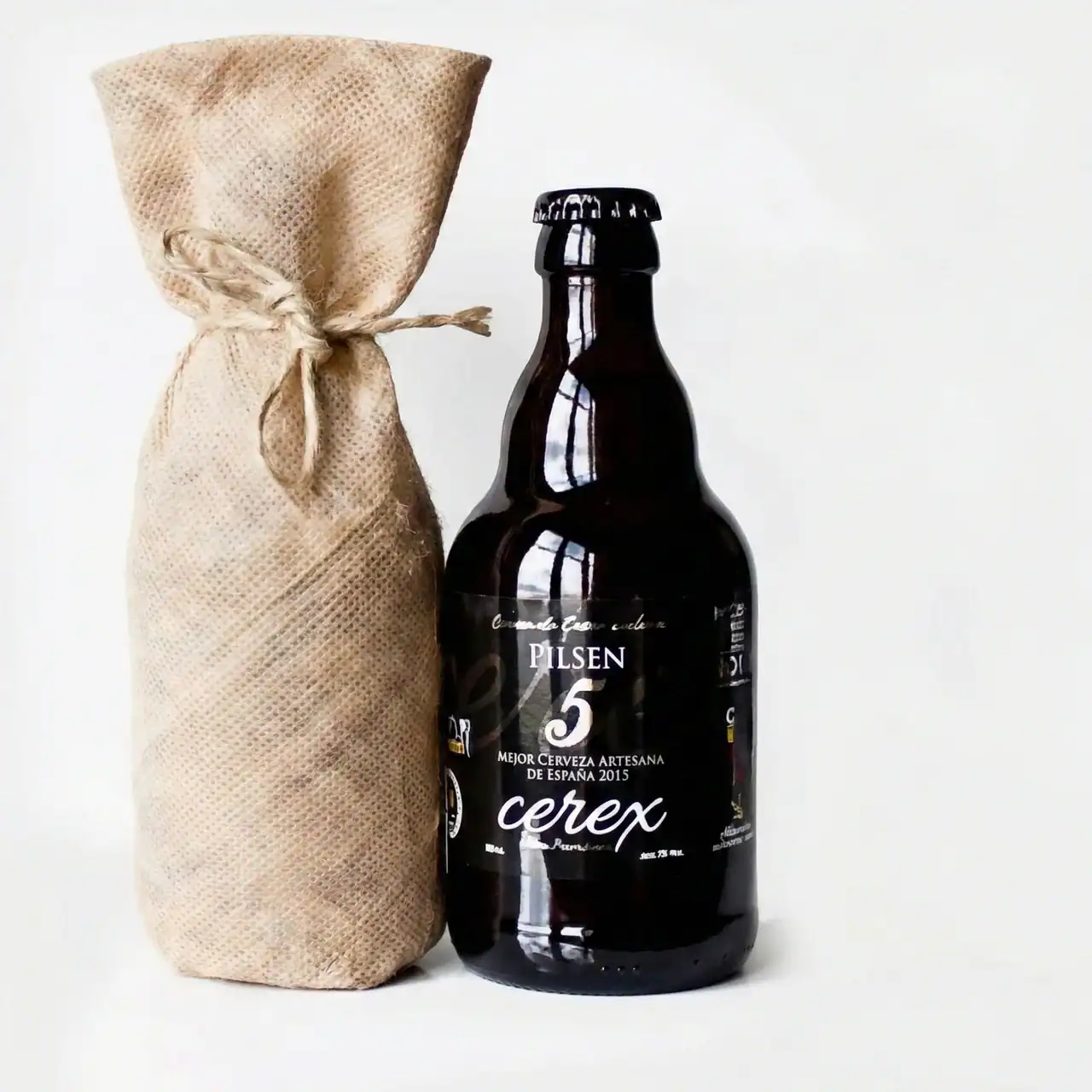 Botella de cerveza artesanal Pilsen 5 de Cervex con bolsa de yute.