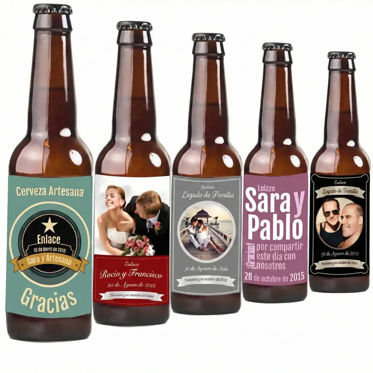 Botellas de cerveza artesanal con etiquetas personalizadas para bodas.