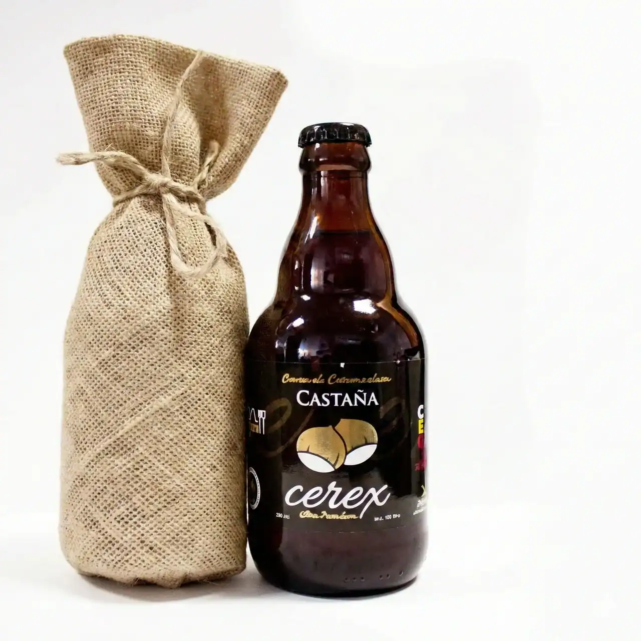Bolsa de yute y botella de cerveza artesanal de castaña.