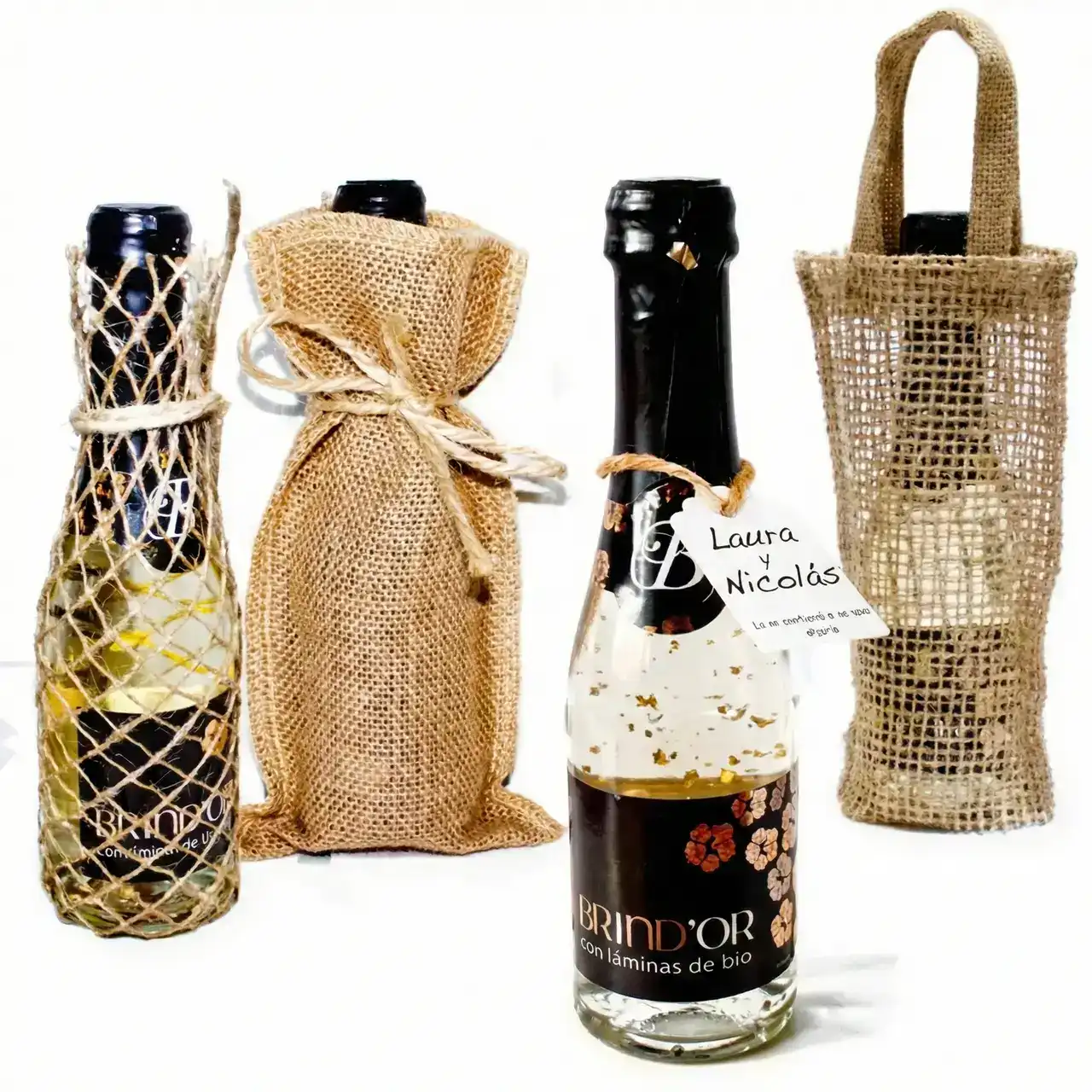 Botellas de vino decoradas con burlap y etiquetas personalizadas.