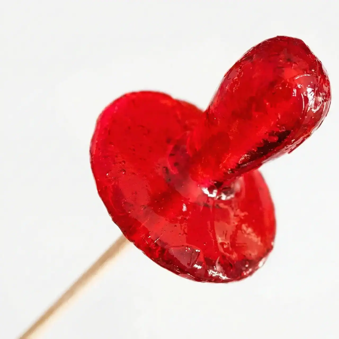 Dos corazones de gominola roja en un palito.