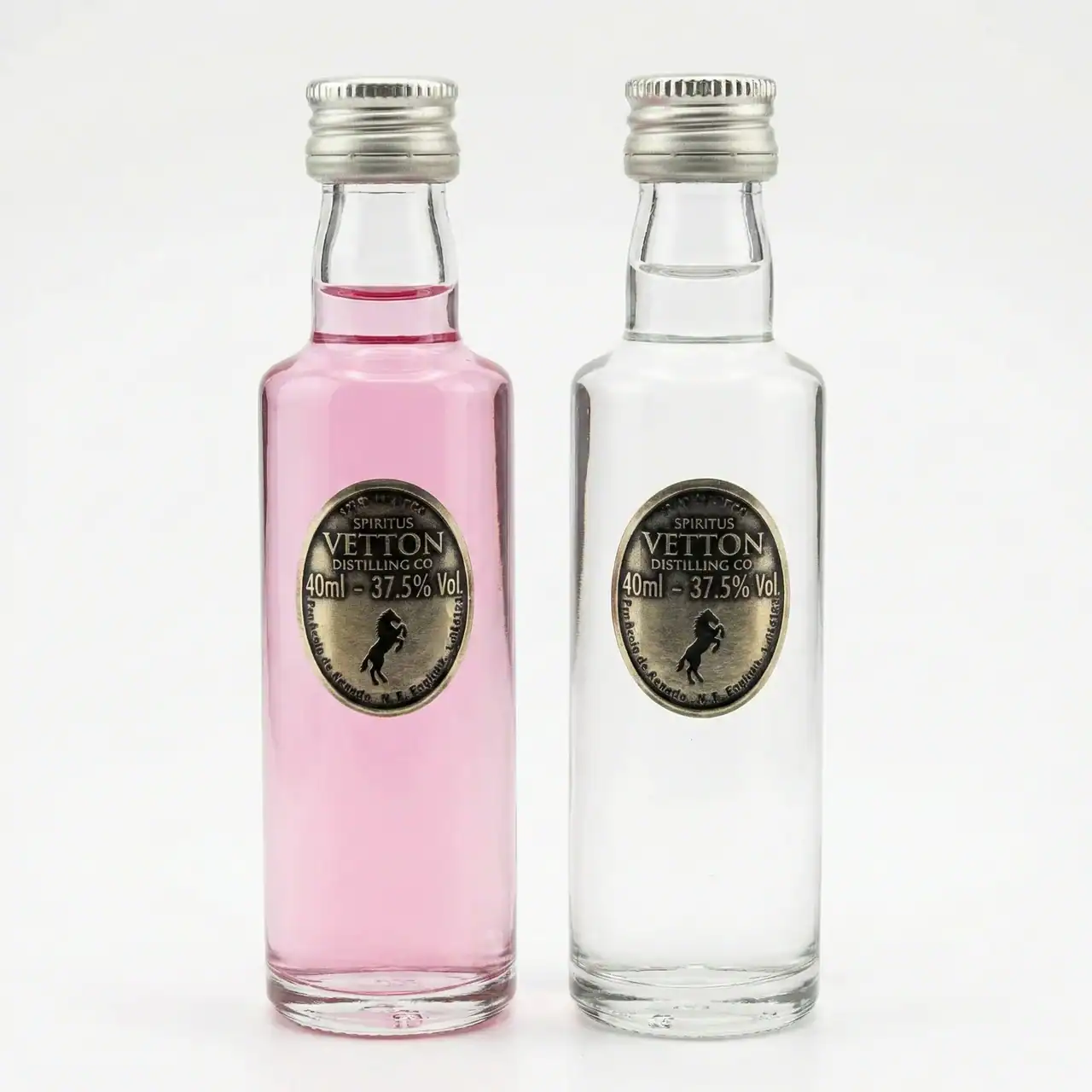 Dos botellas de licor Vetton, una rosa y otra transparente.