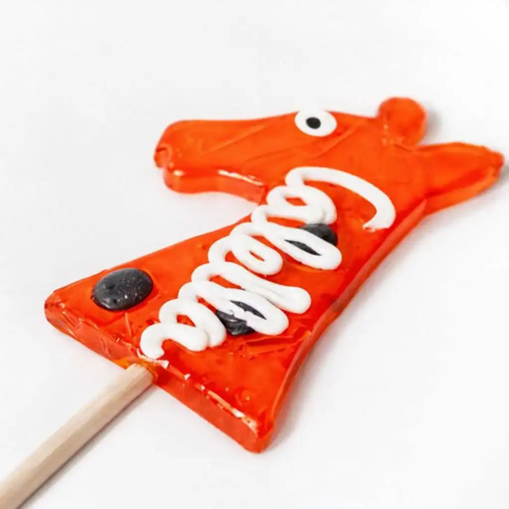 Galleta decorada con glaseado blanco y ojos de monstruo