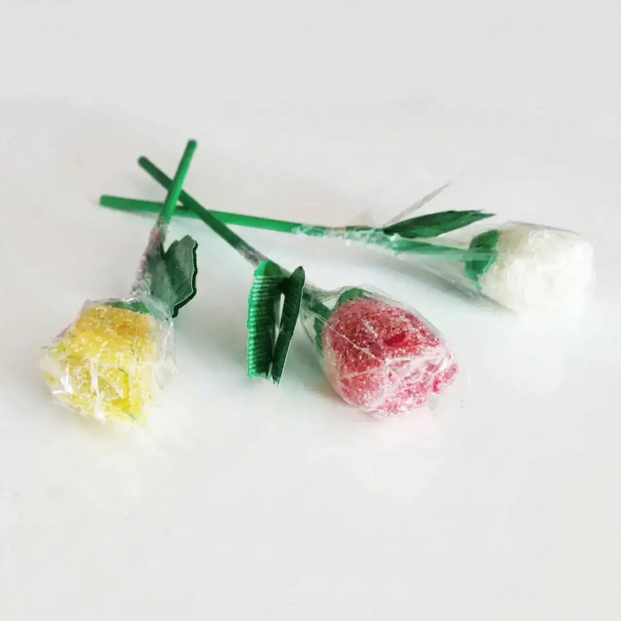 Rosas de caramelo en colores rojo y amarillo.