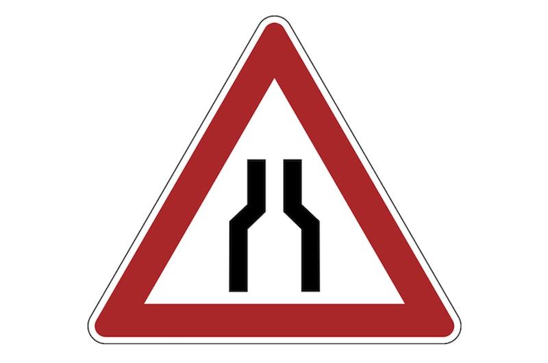 Verkehrsschild: Fahrbahnverengung