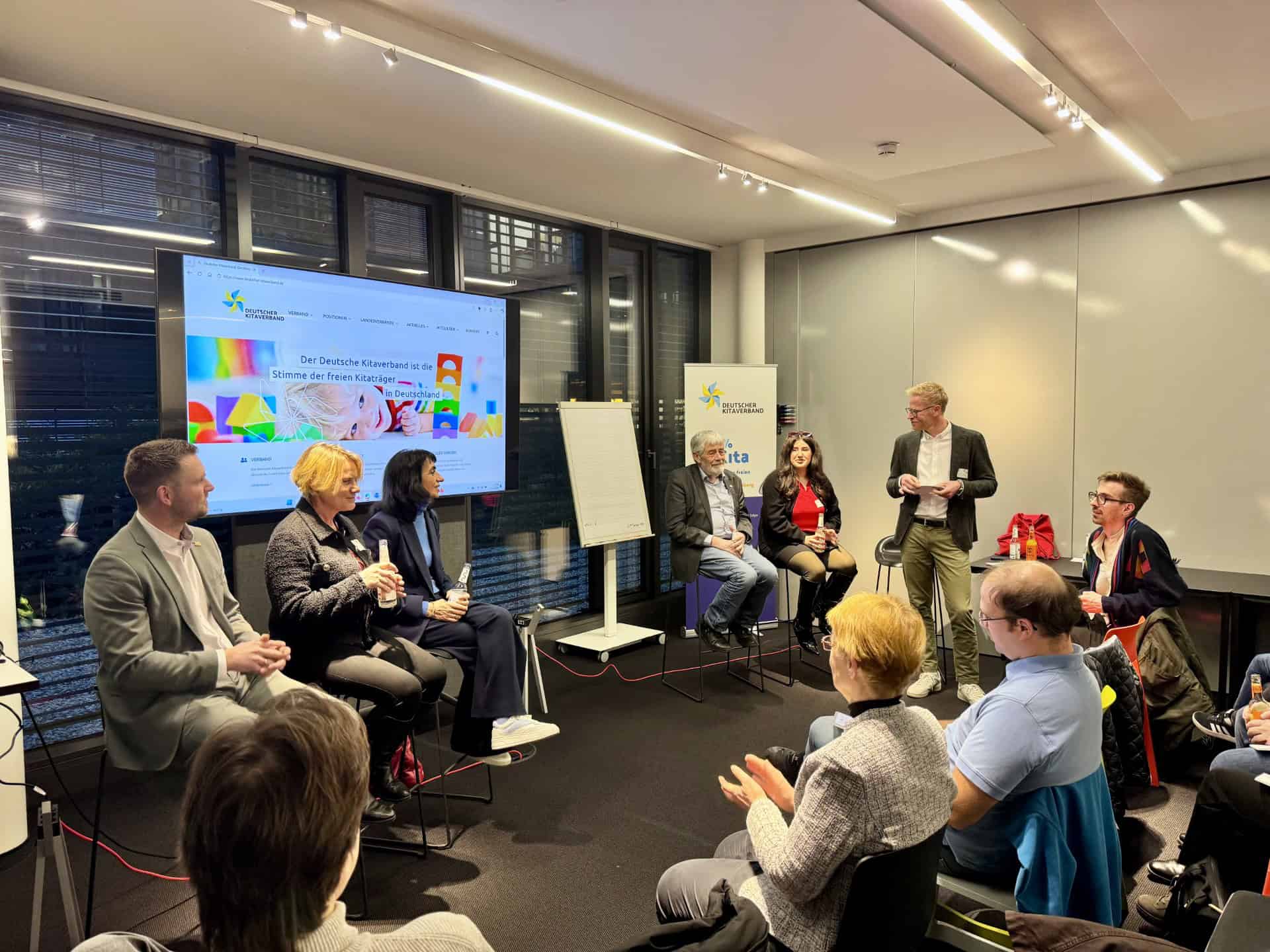 v.l.n.r.: Dennis Birnstock MdL, Christiane Staab MdL, Muhterem Aras MdL, Andreas Kenner MdL, Mersedeh Ghazaei und Clemens M. Weegmann