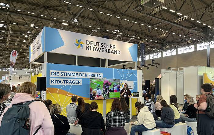 Deutscher Kitaverband Stand auf der Didacta 2026 mit Publikum und Präsentation.