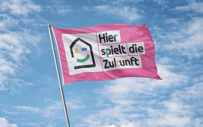 Flagge mit dem Schriftzug "Hier spielt die Zukunft"